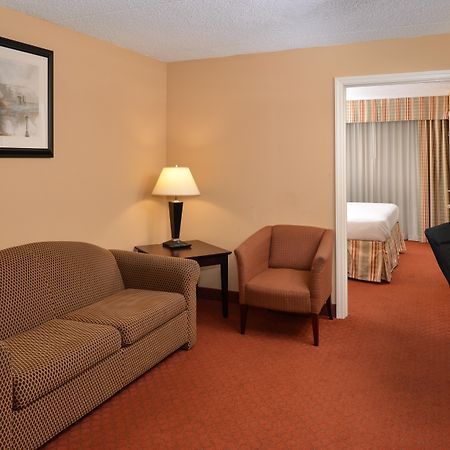 Holiday Inn Martinsburg By Ihg Стая снимка